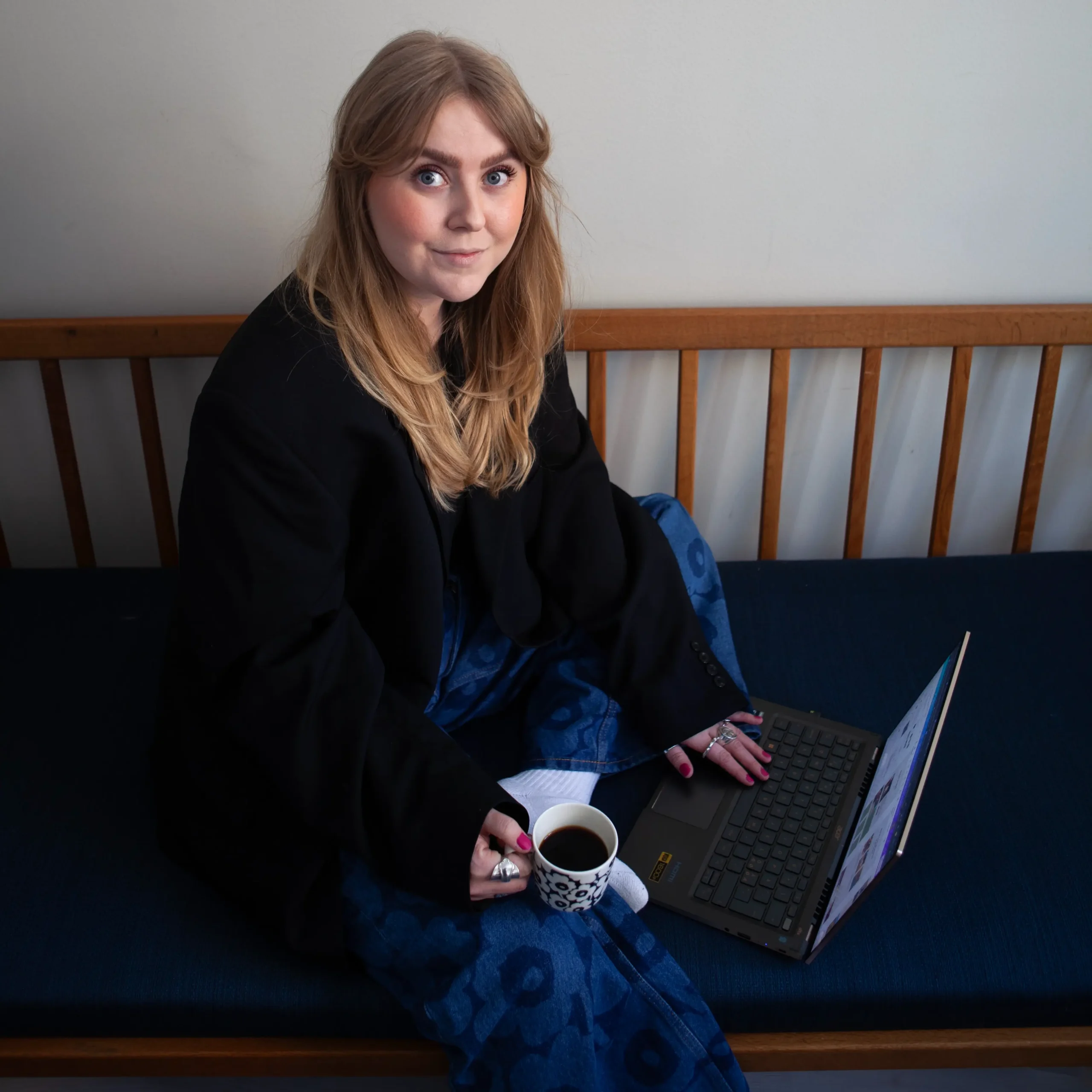 mina vid datorn kvadrat